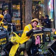 90后快递小哥：荒年中过有光的日子