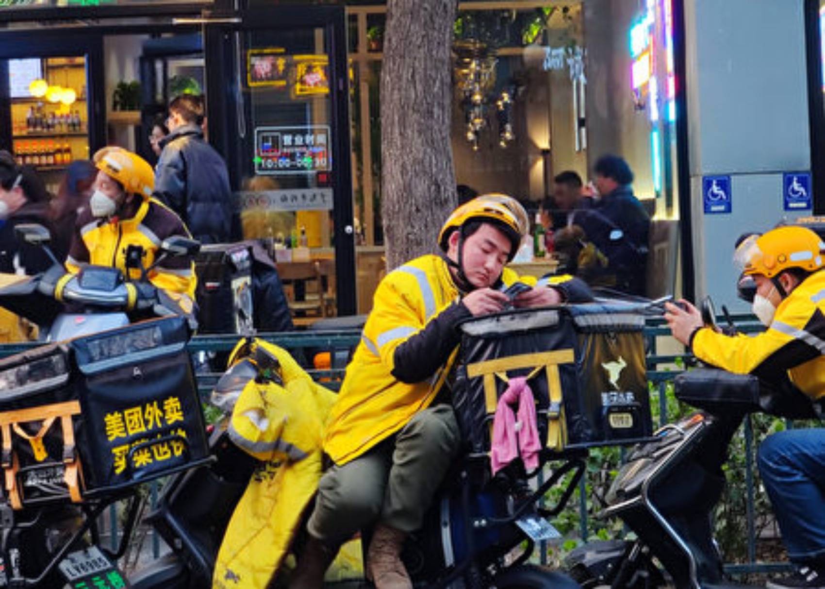 90后快递小哥：荒年中过有光的日子