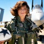 “1380航班上,上帝是机长,她只是副驾驶” | 女机长绍茨